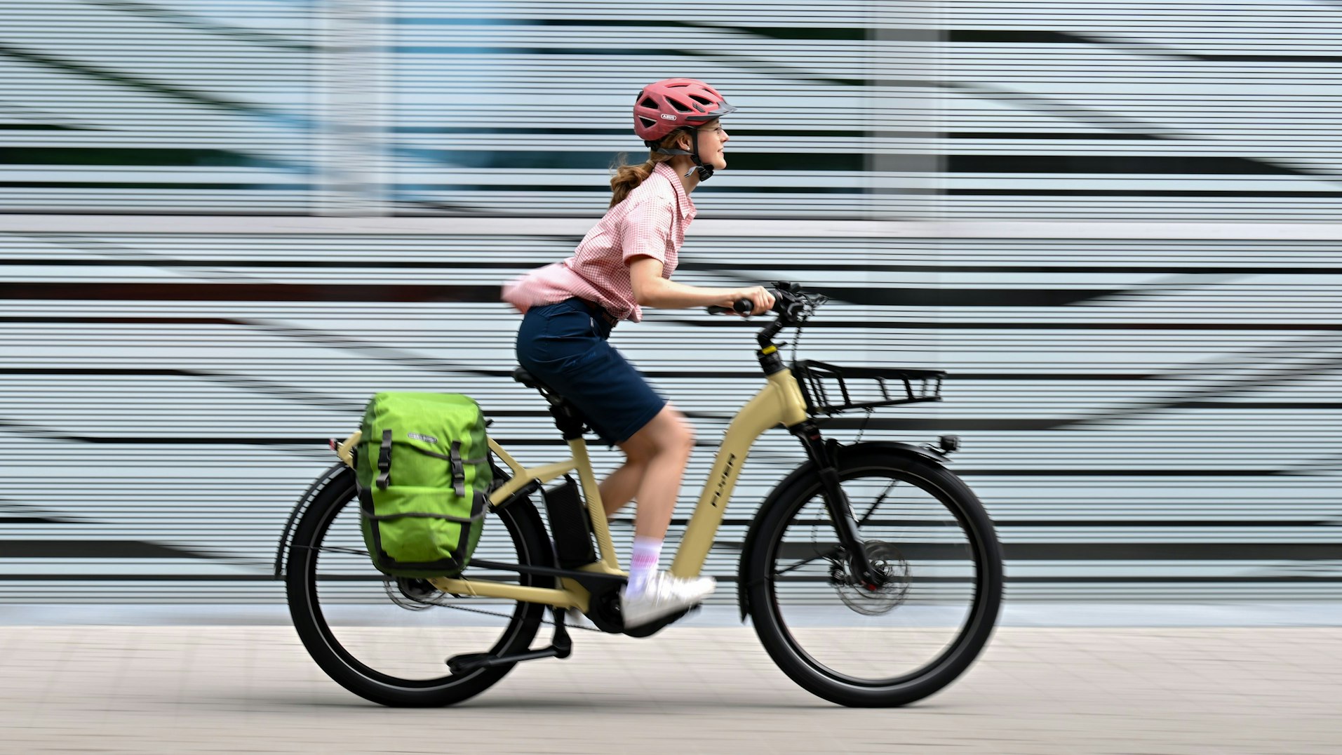 Eine Frau fährt auf einem E-Bike