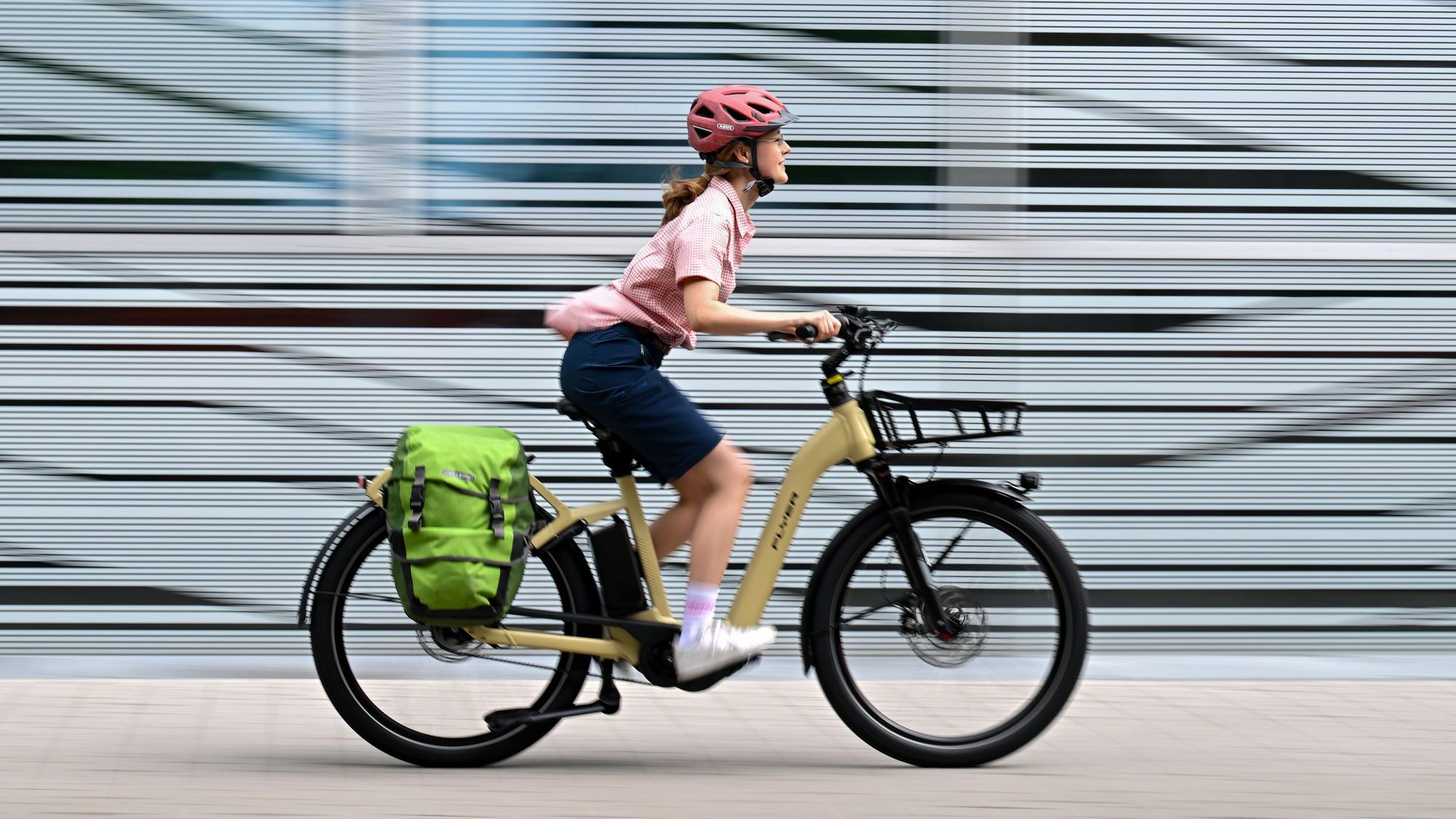 Eine Frau fährt auf einem E-Bike