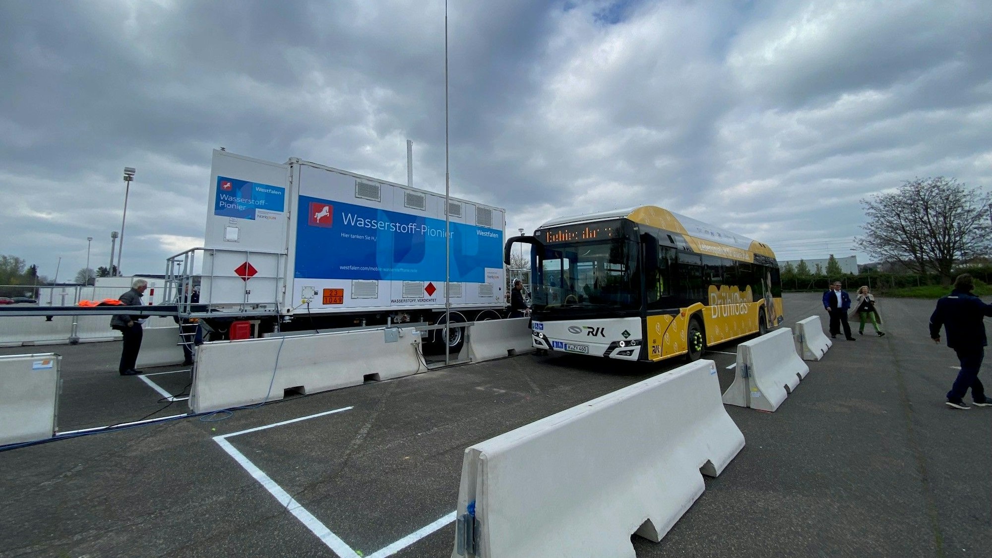 Neuer Wasserstoffbus an einer mobilen Wasserstoff-Tankstelle.