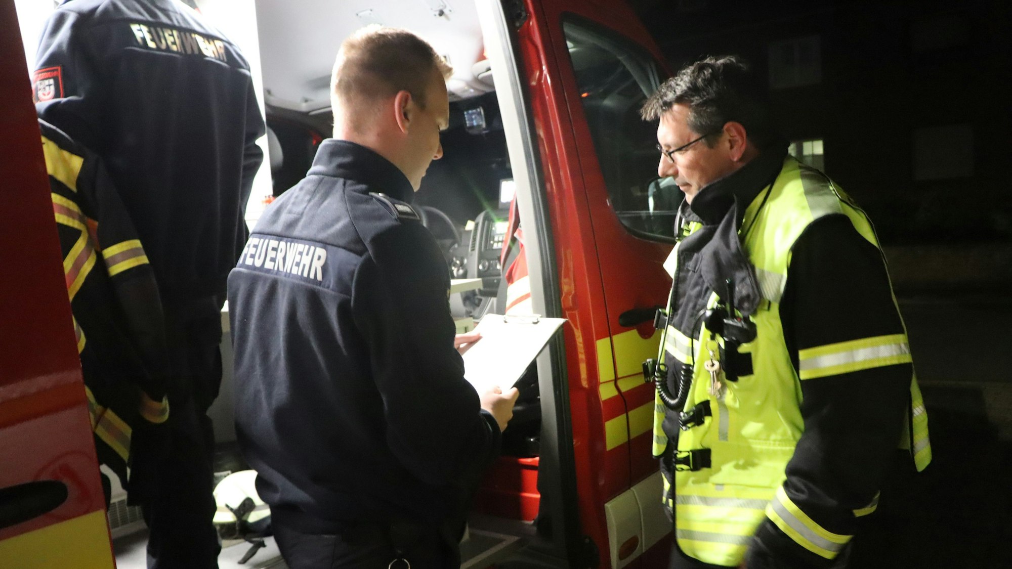 Das Foto zeigt Einsatzleiter Michael Mund mit seinem Kollegen Marvin Habbig. Sie besprechen sich an einem Notarztwagen. Das Foto stammt von einem früheren Einsatz.