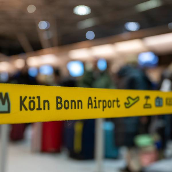 10.02.2023, Köln: Absperrbänder am Ceck-In. Am Flughafen Köln-Bonn darf auch nachts gestartet und gelandet werden.