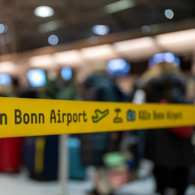 Absperrbänder am Ceck-In am Flughafen Köln-Bonn.