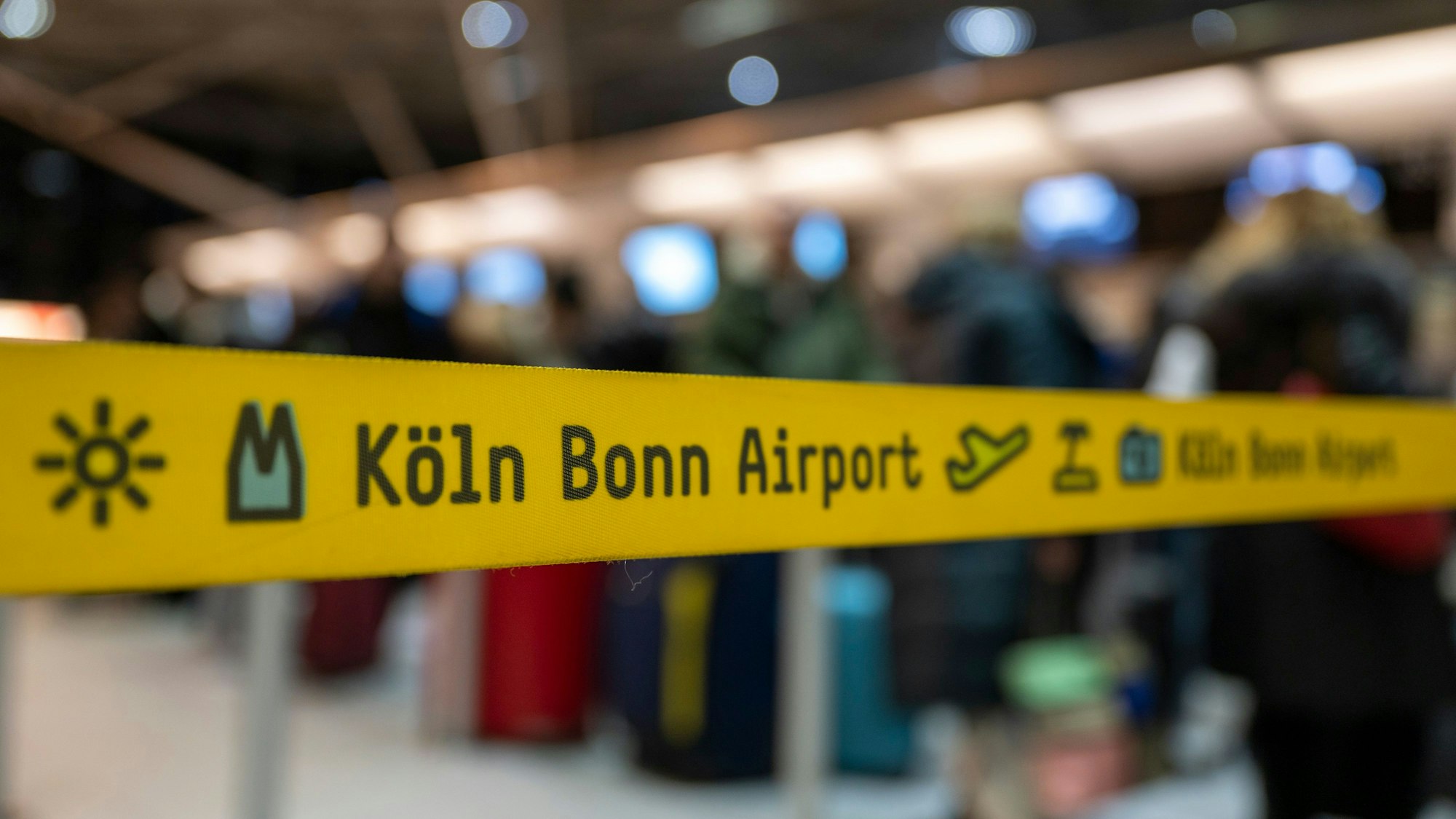 Absperrbänder am Ceck-In am Flughafen Köln-Bonn.