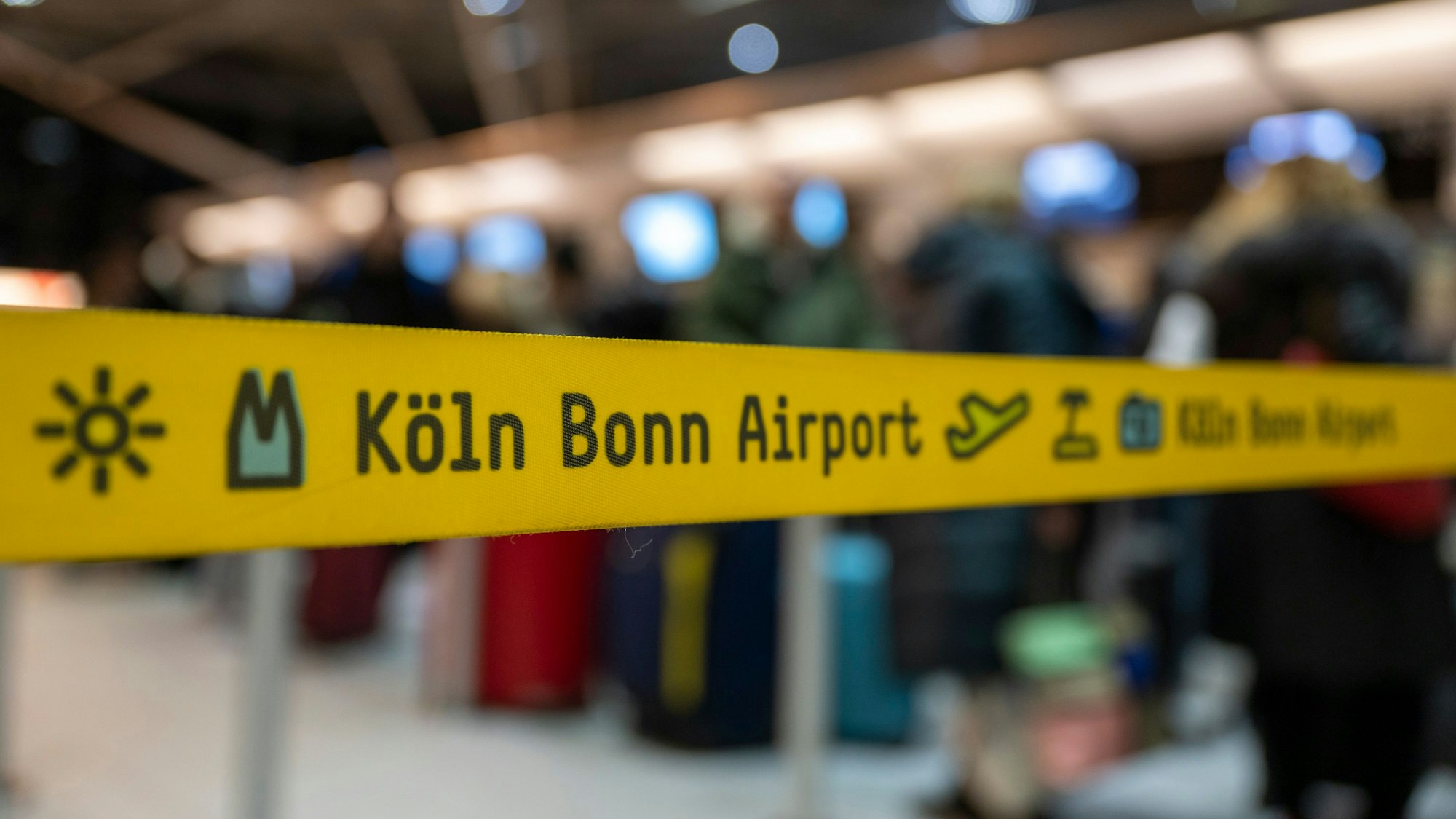 10.02.2023, Köln: Absperrbänder am Ceck-In. Am Flughafen Köln-Bonn darf auch nachts gestartet und gelandet werden.