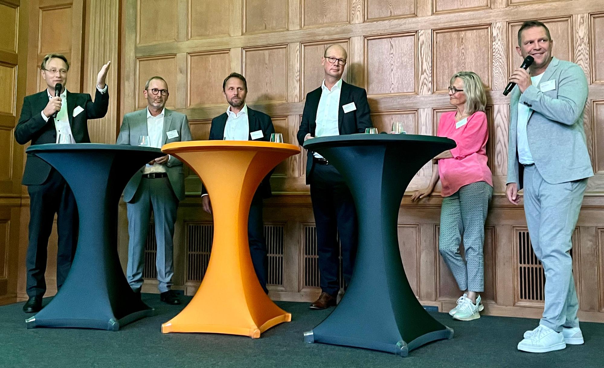 Marcus Otto, Markus Märtens, Uwe Richrath, Markus Grawe, Eva Babatz und Sebastian Hempfling auf dem Wirtschaftsempfang im Bayer-Kasino.