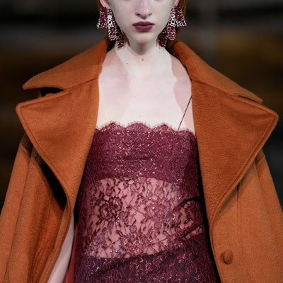 Ein dünnes Model auf einem Laufsteg