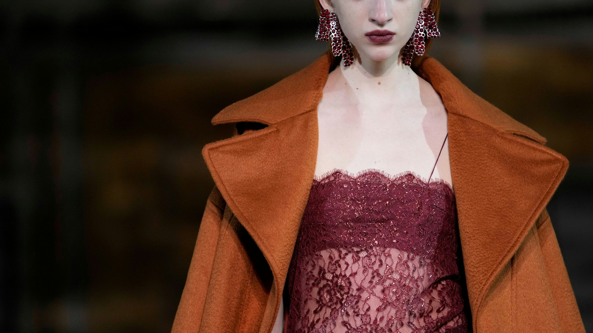 Ein dünnes Model auf einem Laufsteg