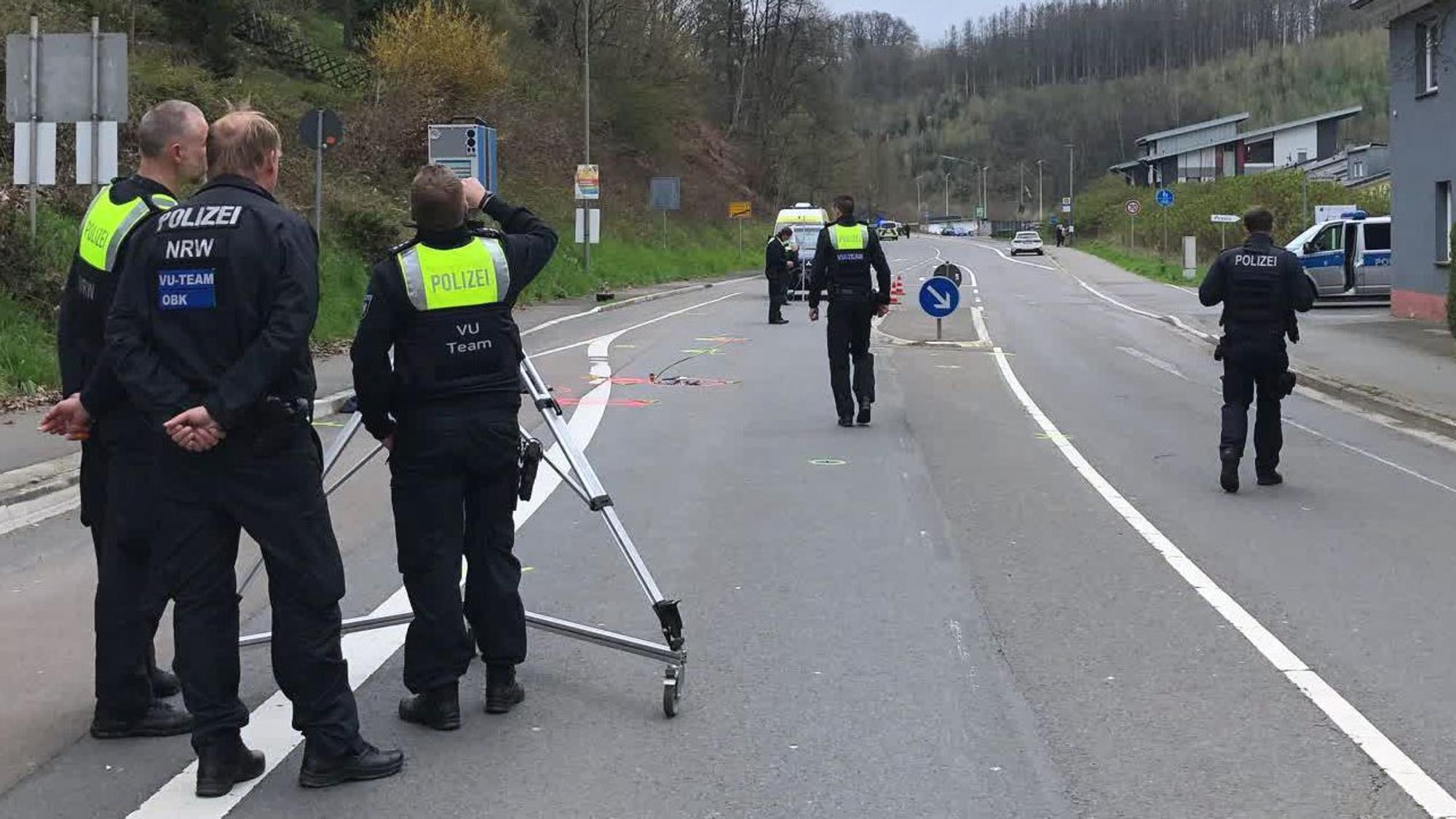 Die Polizei markiert bei der Unfallaufnahme eine Straße.