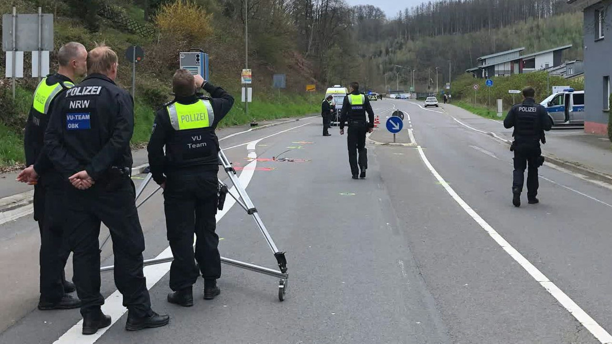 Die Polizei markiert bei der Unfallaufnahme eine Straße.