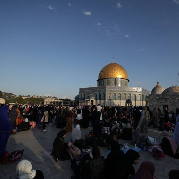 Muslime versammeln sich am 17. April 2023 vor dem Felsendom auf dem Gelände der Al-Aqsa-Moschee in Jerusalem, um an Laylat al-Qadr, einer der heiligsten Nächte während des heiligen Fastenmonats Ramadan, Gebetsrituale zu verrichten. (Symbolbild)