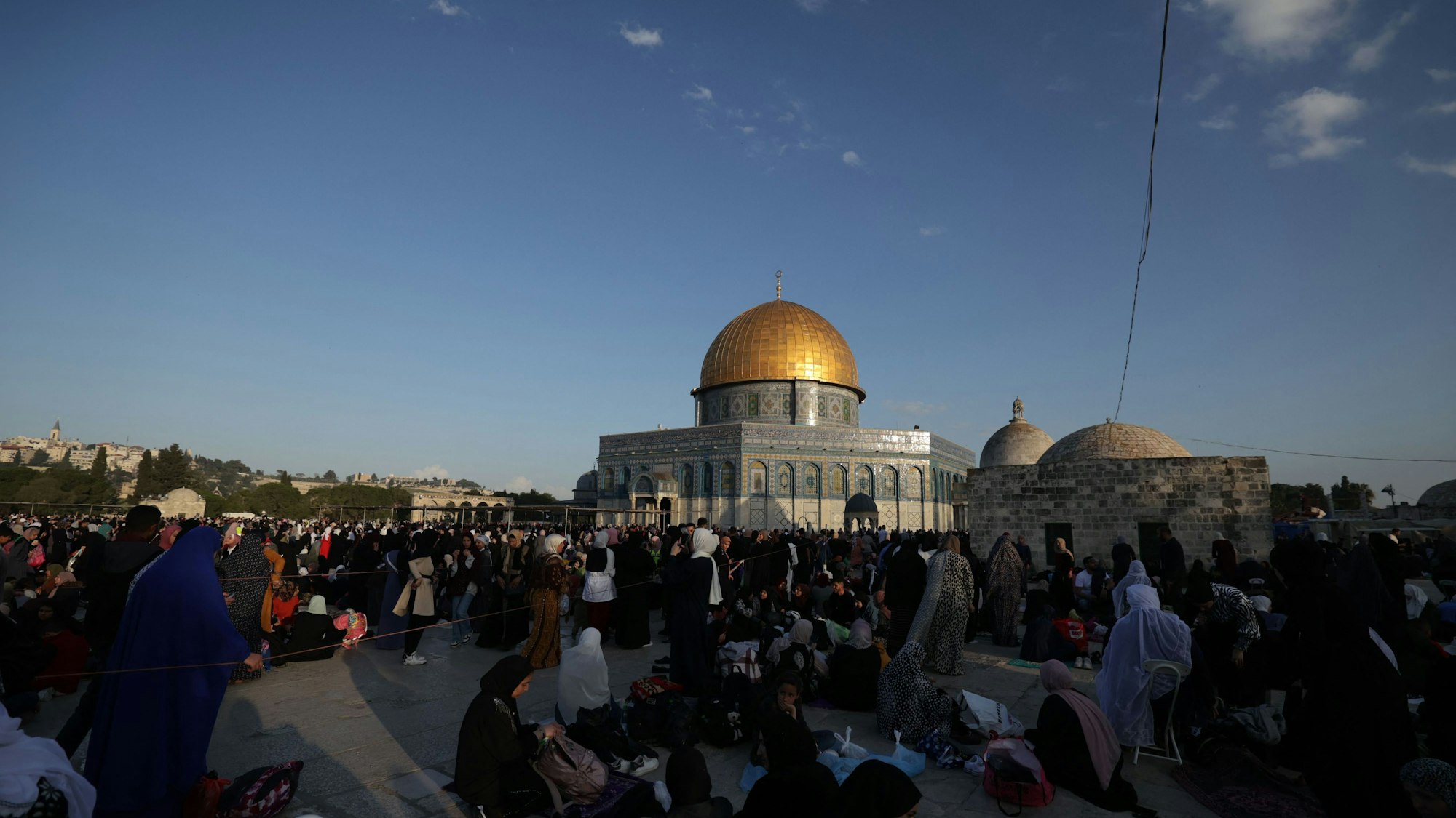 Muslime versammeln sich am 17. April 2023 vor dem Felsendom auf dem Gelände der Al-Aqsa-Moschee in Jerusalem, um an Laylat al-Qadr, einer der heiligsten Nächte während des heiligen Fastenmonats Ramadan, Gebetsrituale zu verrichten. (Symbolbild)