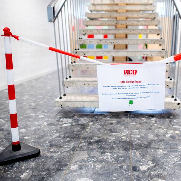 In Nordrhein-Westfalen sollten am Mittwoch eigentlich die Abiturprüfungen in den naturwissenschaftlichen Fächern geschrieben werden. Aufgrund einer technischen Panne konnten die Klausuren nicht an die Schulen geschickt werden – die Klausueren wurden abgesagt.