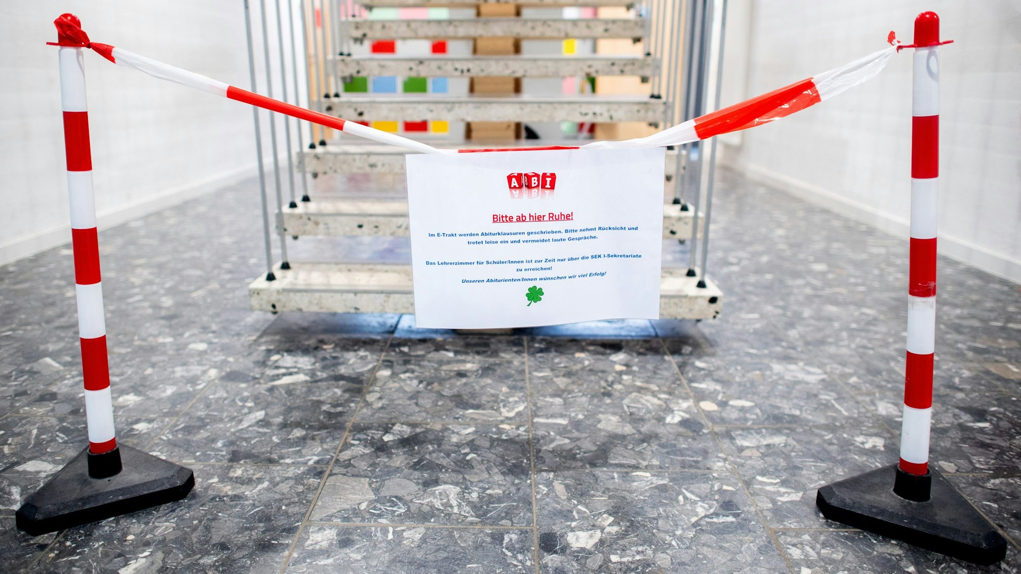 In Nordrhein-Westfalen sollten am Mittwoch eigentlich die Abiturprüfungen in den naturwissenschaftlichen Fächern geschrieben werden. Aufgrund einer technischen Panne konnten die Klausuren nicht an die Schulen geschickt werden – die Klausueren wurden abgesagt.