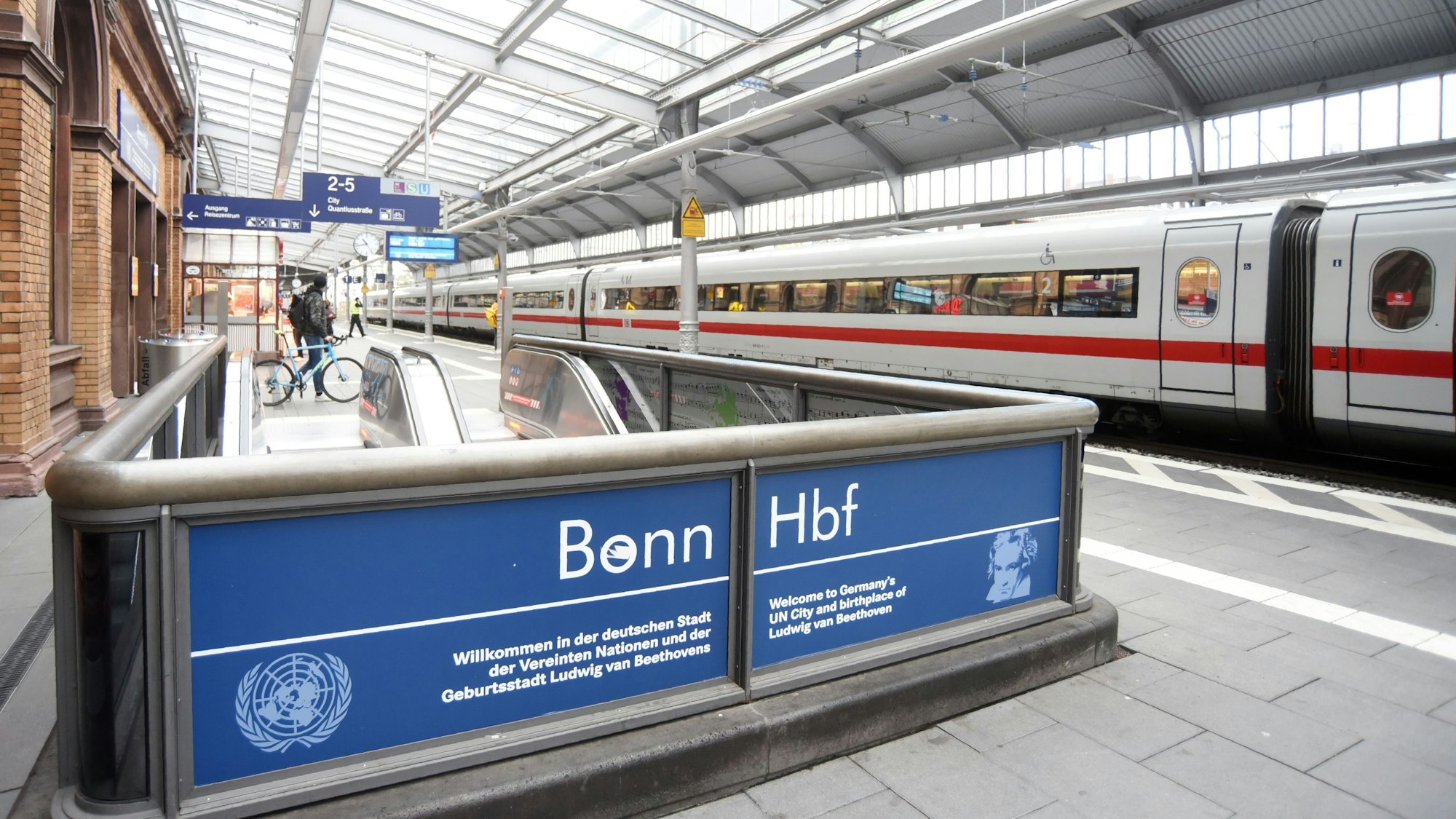 14.12.2021 Bonn.
Fotos aus Bonn und Bonn Bad Godesberg.
Bonn Hauptbahnhof.