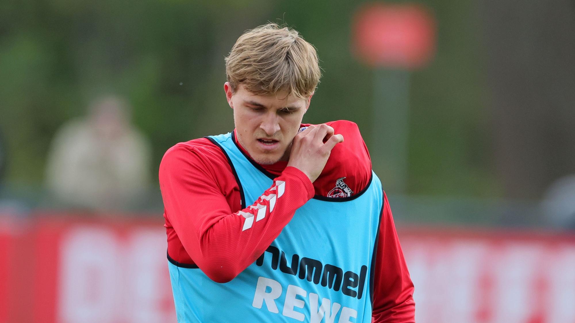 Timo Hübers klagt über Schmerzen in der Schulter.