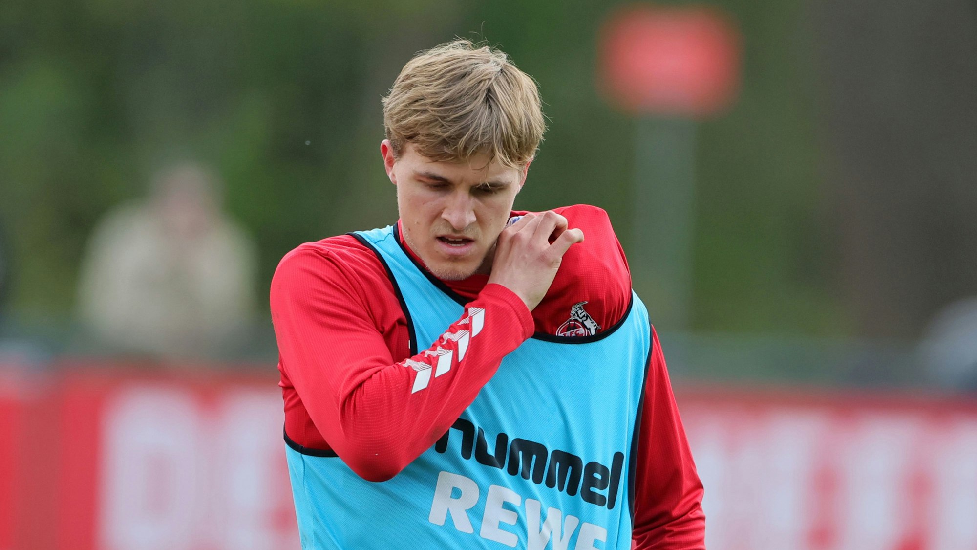 Timo Hübers klagt über Schmerzen in der Schulter.