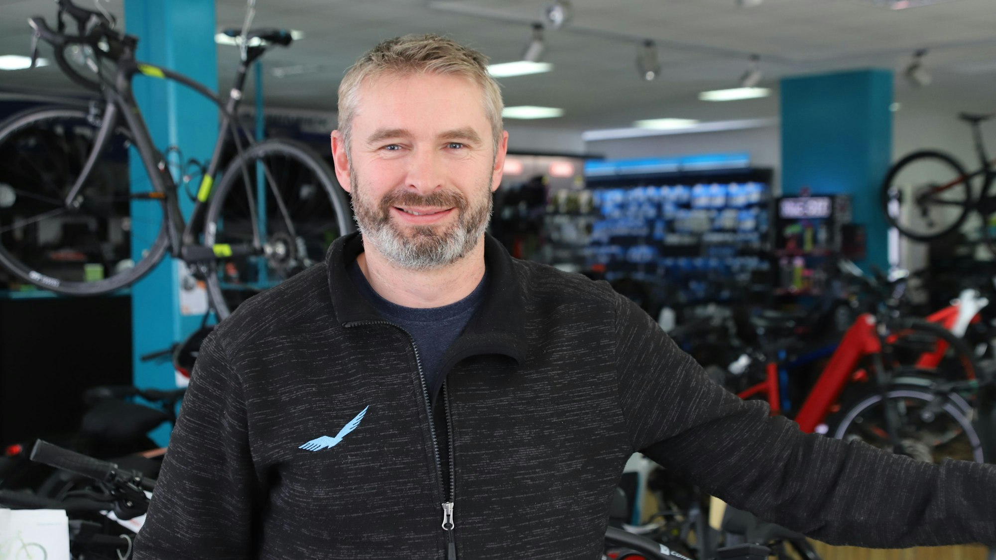 Ein Mann steht in einem Fahrradladen.