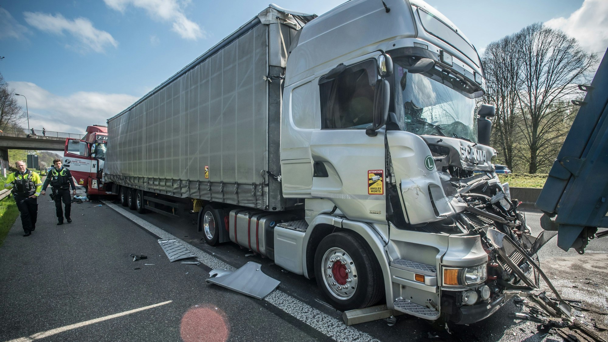 Altenberger Straße Vier Lkw fahren ineinander. Foto: Ralf Krieger