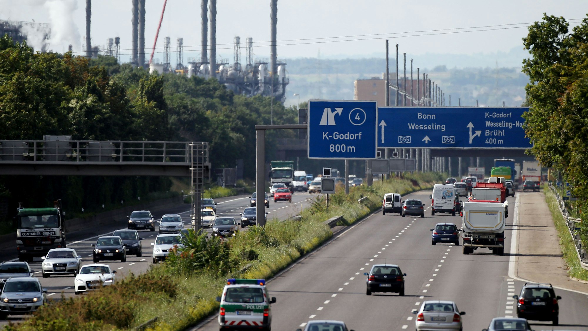 Fahrzeuge fahren über die A 555. Die Autobahn wird ab Freitag (28. April) für mehrere Tage zwischen Wesseling und Köln-Rodenkirchen gesperrt.