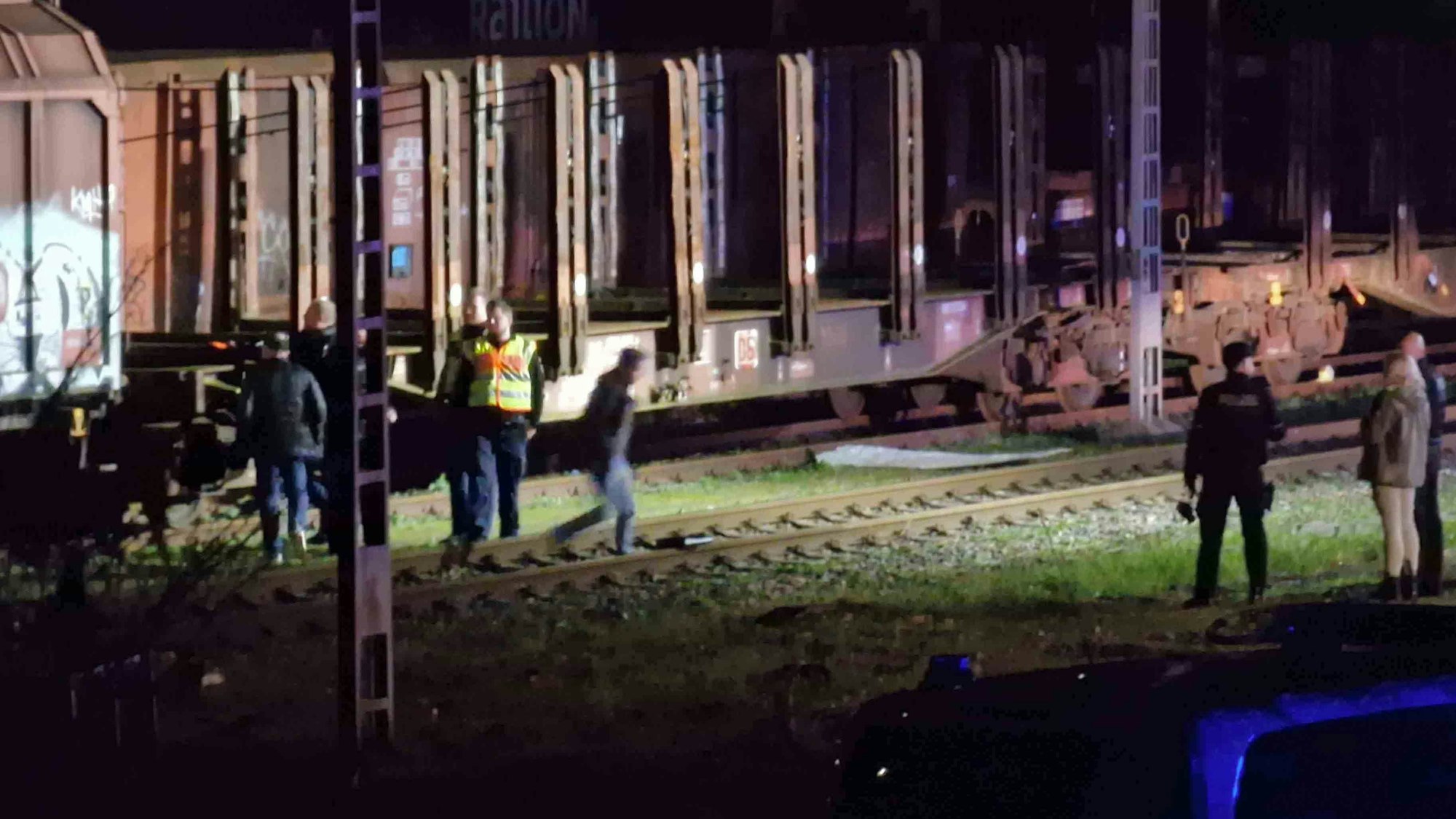 Schwerte: Ein 13-Jähriger ist am Montag auf einen Waggon geklettert und von einem Stromschlag verletzt worden. Am Mittwoch wurde bekannt, dass der Junge seinen schweren Verletzungen erlegen ist.