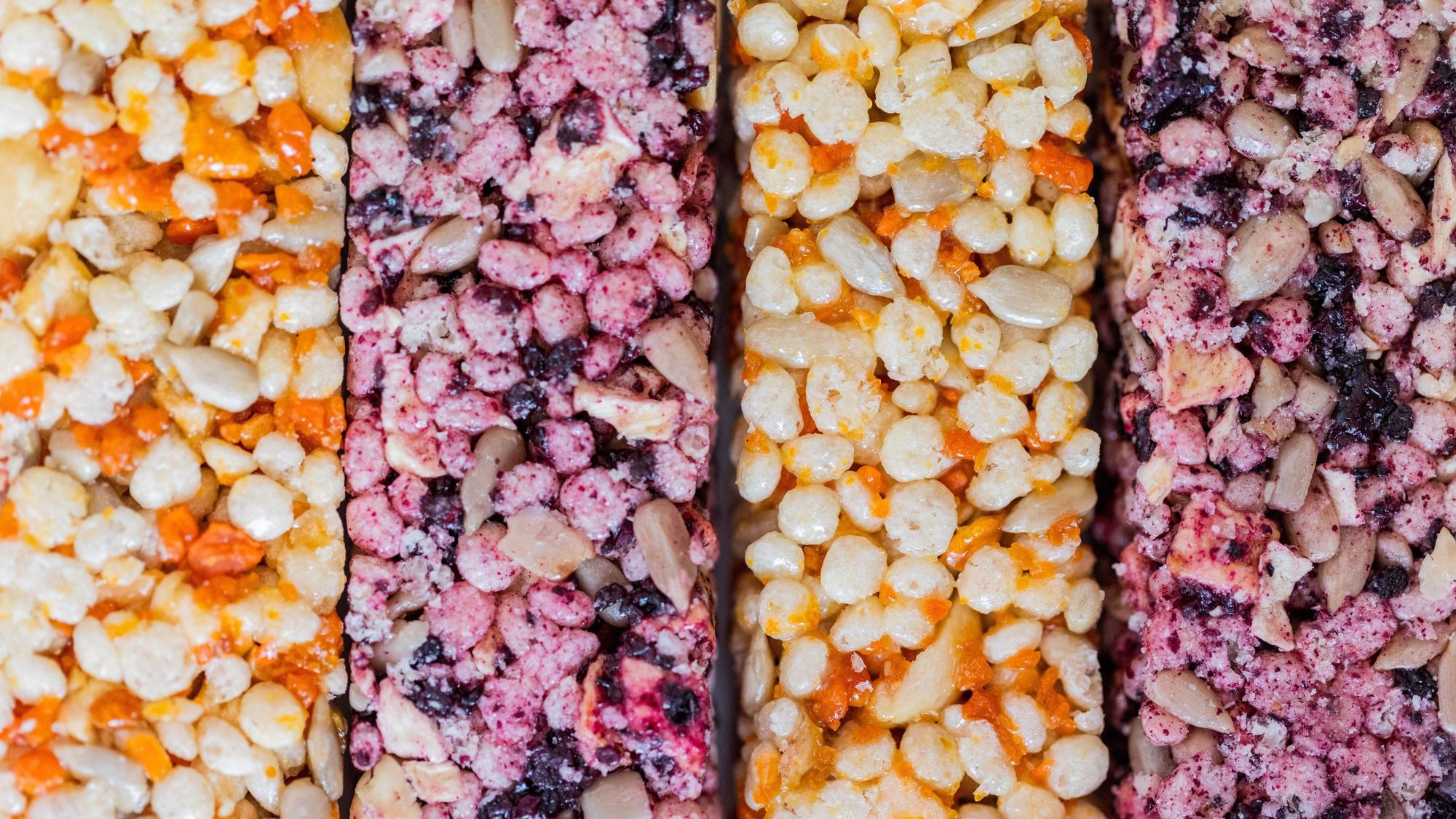 Vegane „Veggie Riegel“ werden im Rahmen einer Pressekonferenz zu Internationalen Süßwarenmesse (ISM) auf dem Messegelände in Köln gezeigt.