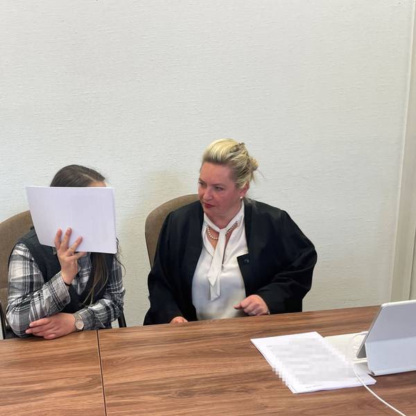 Die Angeklagte (l.) mit ihrer Verteidigerin Harriet Krüger beim Prozessauftakt im Kölner Landgericht.