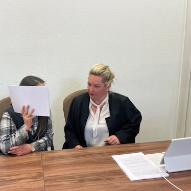 Die Angeklagte mit ihrer Verteidigerin Harriet Krüger beim Prozessauftakt im Kölner Landgericht.