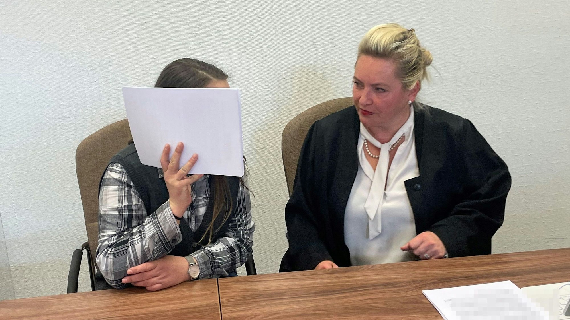 Die Angeklagte (l.). mit ihrer Verteidigerin Harriet Krüger beim Prozessauftakt im Kölner Landgericht.