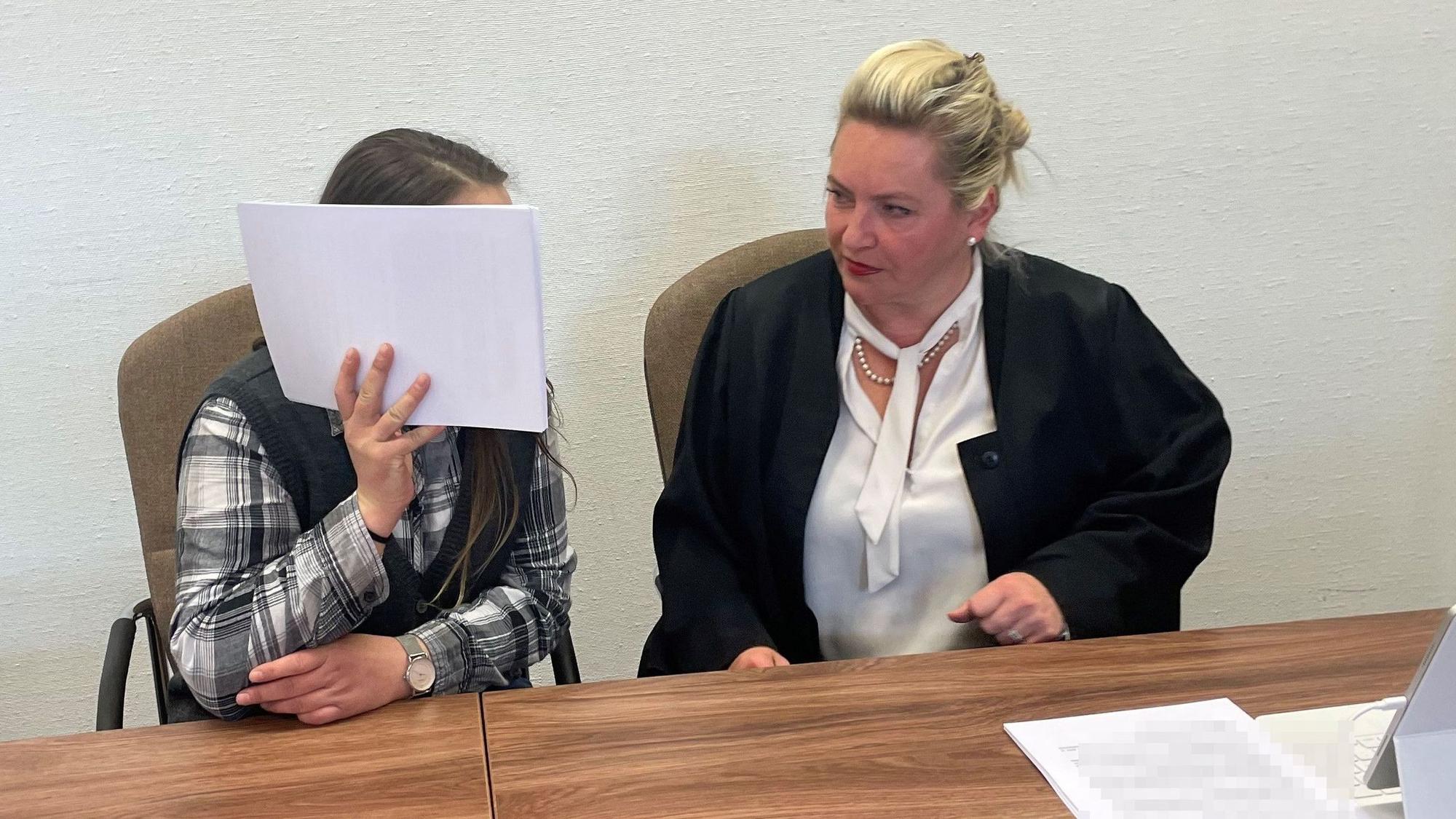 Die Angeklagte mit ihrer Verteidigerin Harriet Krüger beim Prozessauftakt im Landgericht.