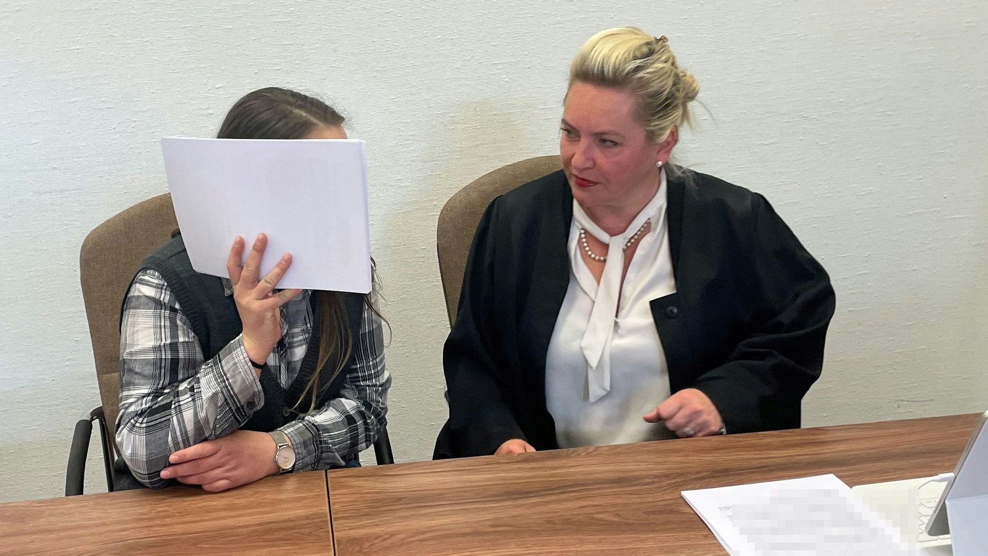 Die Angeklagte mit ihrer Verteidigerin Harriet Krüger beim Prozessauftakt im Landgericht.