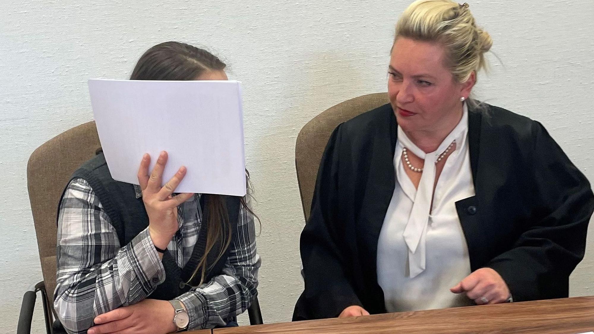 Die Angeklagte mit ihrer Verteidigerin Harriet Krüger beim Prozessauftakt im Kölner Landgericht.