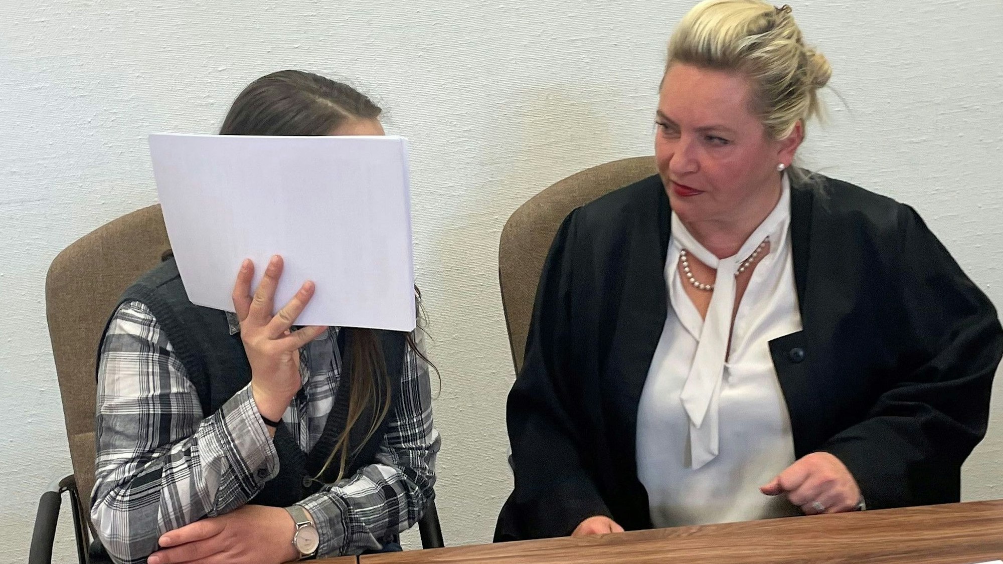 Die Angeklagte mit ihrer Verteidigerin Harriet Krüger beim Prozessauftakt im Kölner Landgericht.