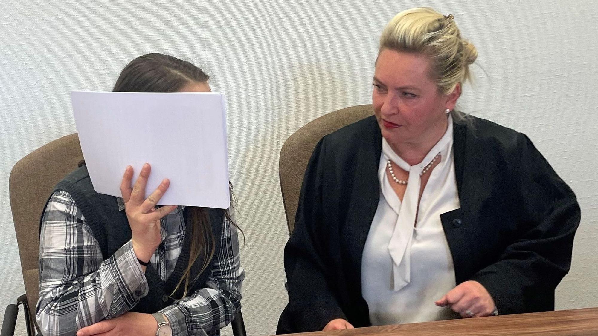 Die Angeklagte (l.) mit ihrer Verteidigerin Harriet Krüger beim Prozessauftakt im Kölner Landgericht.