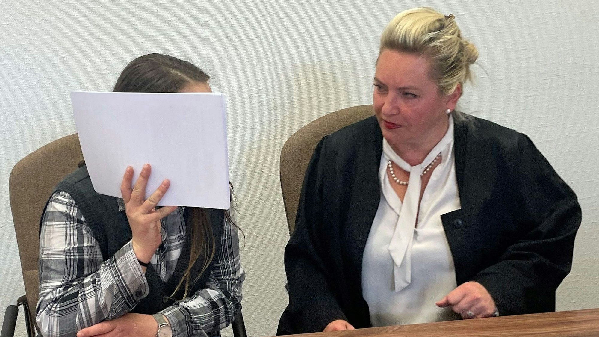 Die Angeklagte (l.) mit ihrer Verteidigerin Harriet Krüger beim Prozessauftakt im Kölner Landgericht.