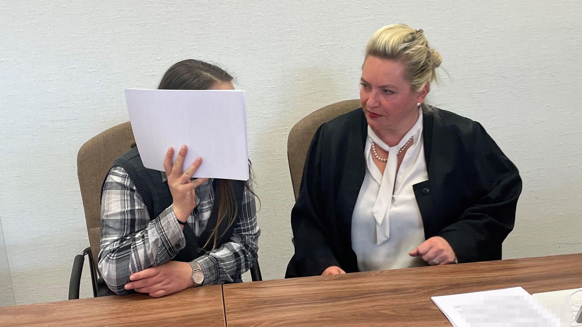 Die Angeklagte (l.). mit ihrer Verteidigerin Harriet Krüger beim Prozessauftakt im Kölner Landgericht.