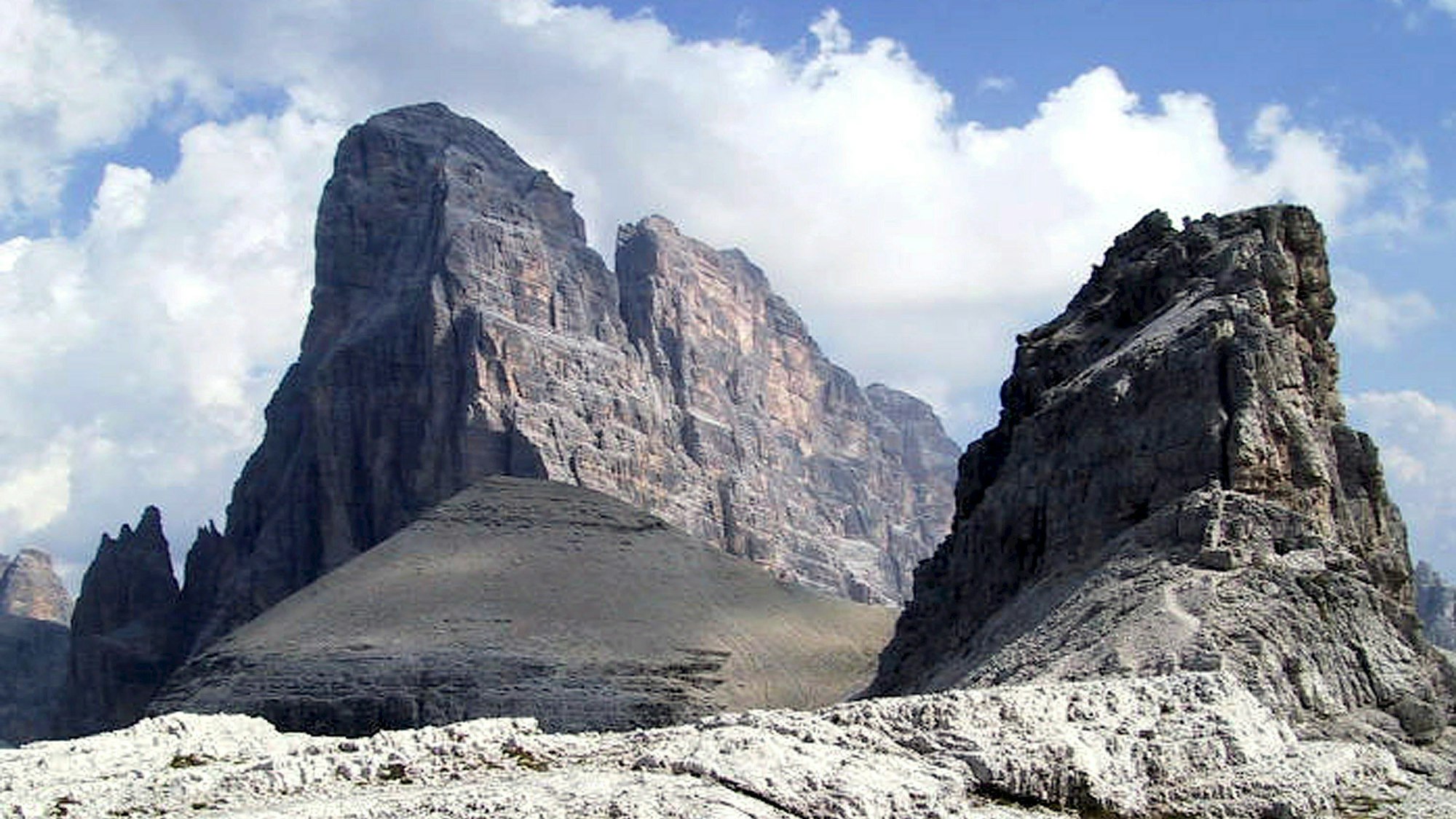 Die Dolomiten sind wegen ihrer imposanten Form ein beliebtes Ziel für Touristen in Südtirol.