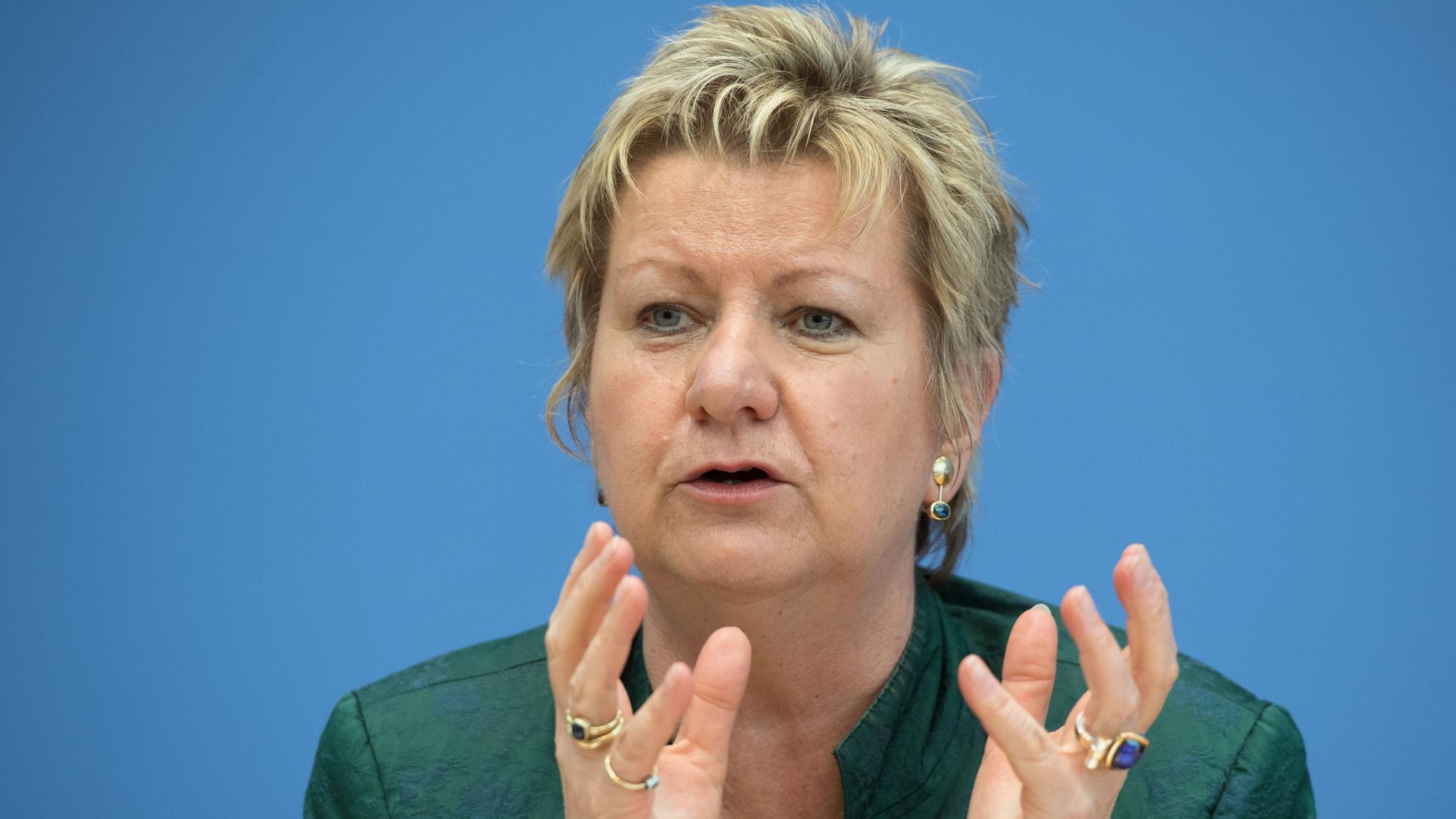 Sylvia Löhrmann gestikuliert mit ihren Händen bei einer Pressekonferenz. Sie hat kurze blonde Haare und trägt einen grünen Blazer.