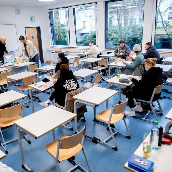 Schüler sitzen vor Beginn der schriftlichen Abiturprüfungen in einem Klassenraum.