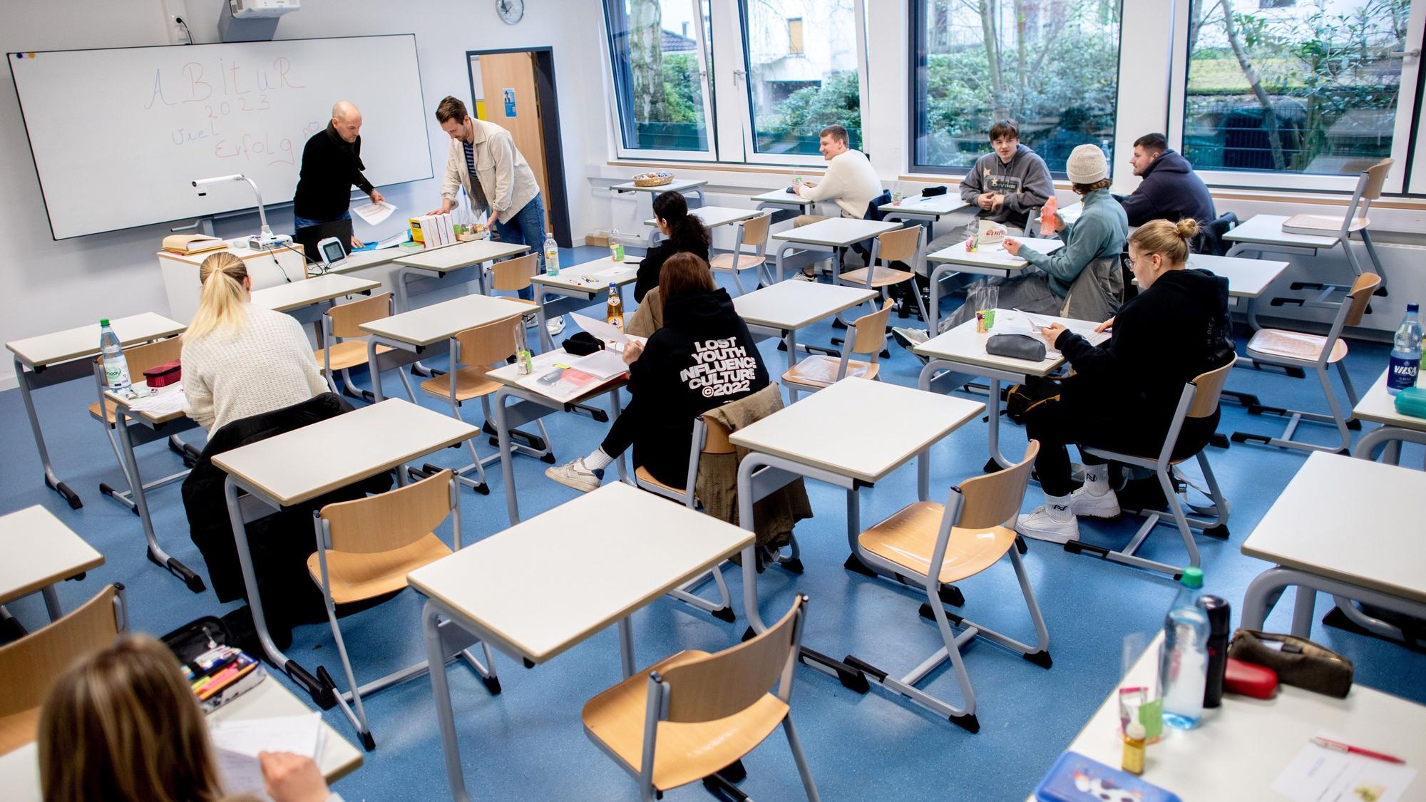 Schüler sitzen vor Beginn der schriftlichen Abiturprüfungen in einem Klassenraum. (Symbolbild)