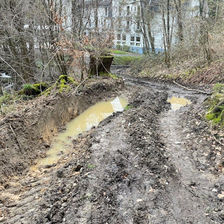 Matsch und Pfützen auf Waldweg an der Klinik Wersbach