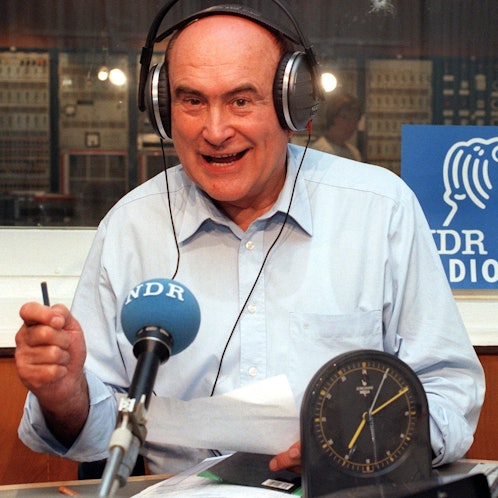 Die ostdeutsche Sportreporterlegende Heinz Florian Oertel während der Berichterstattung im NDR-Hörfunkprogramm. Das Foto wurde im August 1996 aufgenommen. Oertel ist im Alter von 95 Jahren gestorben.