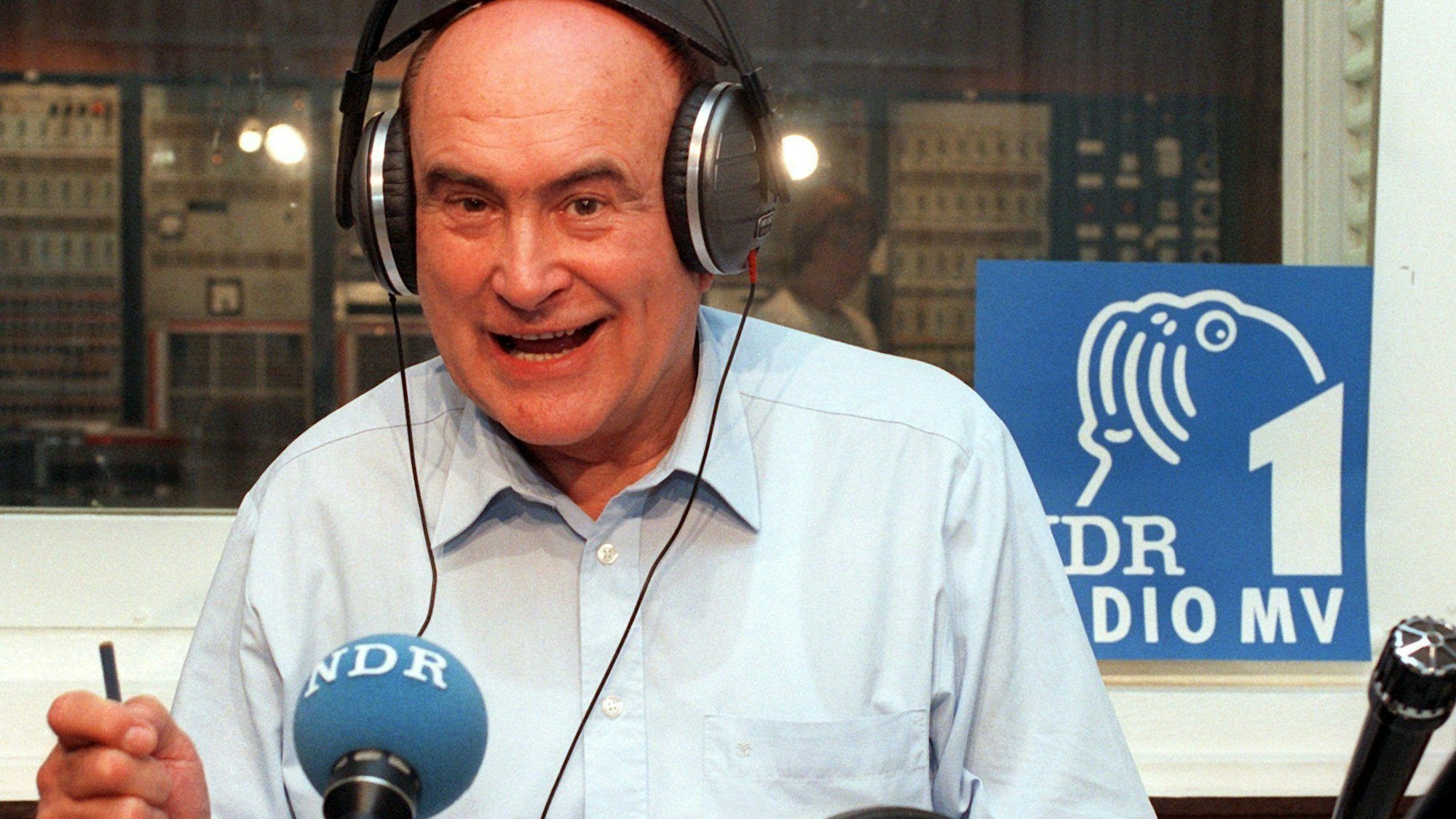 Die ostdeutsche Sportreporterlegende Heinz Florian Oertel während der Berichterstattung im NDR-Hörfunkprogramm. Das Foto wurde im August 1996 aufgenommen. Oertel ist im Alter von 95 Jahren gestorben.