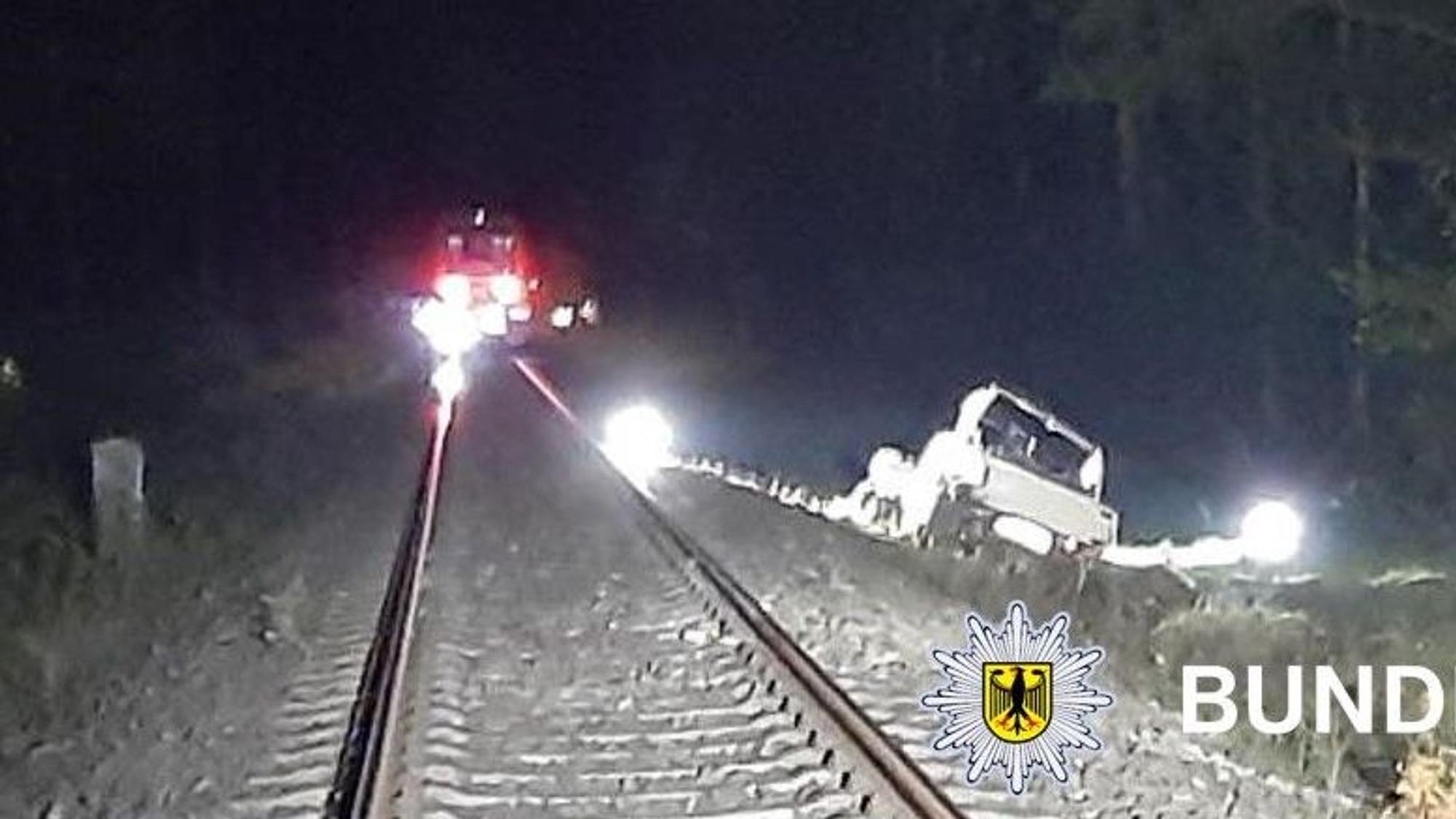 Der Wagen musste aufwendig von der Feuerwehr geborgen werden.