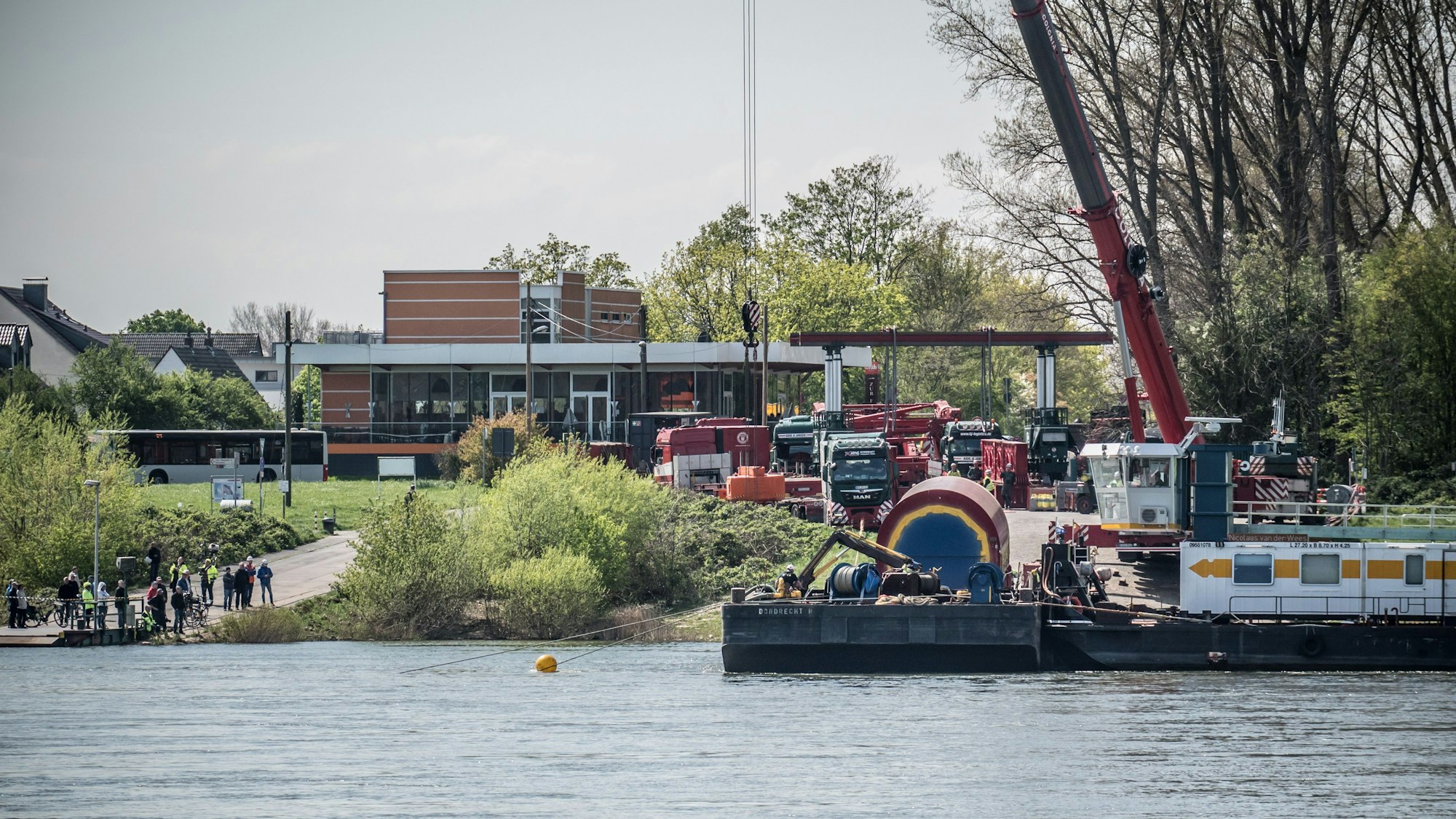 Hitdorf Fähre wegen Schwertransport stillgelegt. Foto: Ralf Krieger