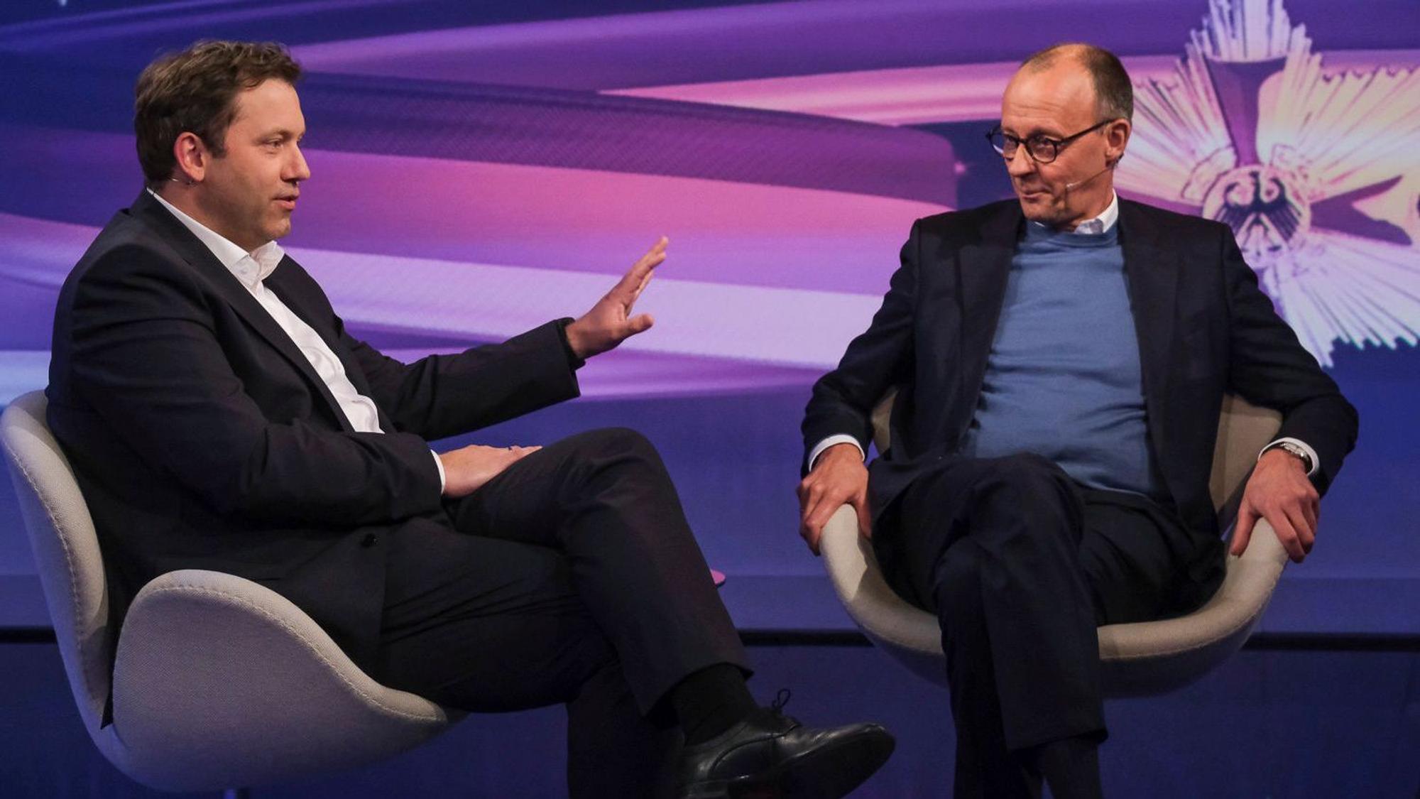 SPD-Chef Lars Klingbeil in der Diskussion mit CDU-Chef Friedrich Merz in der ARD-Talksendung „Maischberger“ am Dienstagabend.
