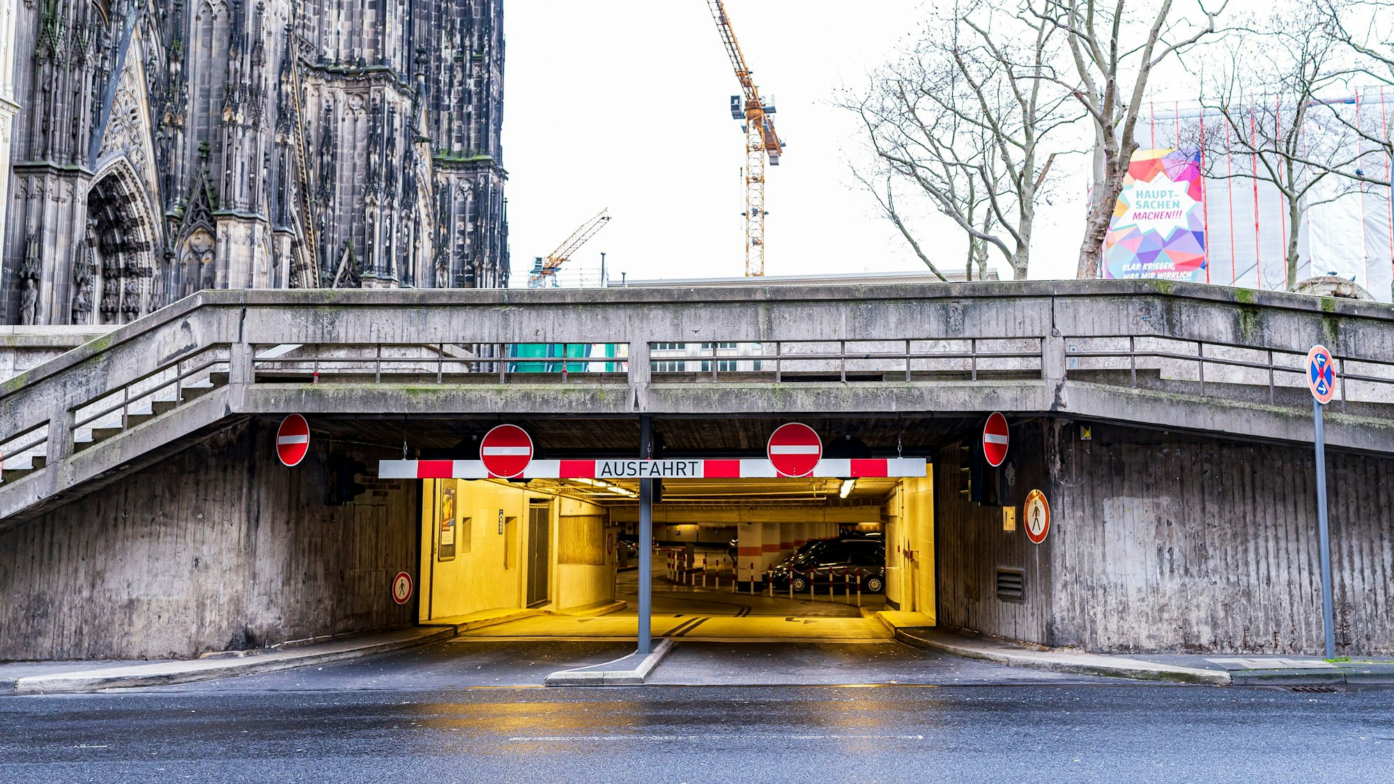 Das Bild zeigt die Ausfahrt aus der Tiefgarage am Kölner Dom.