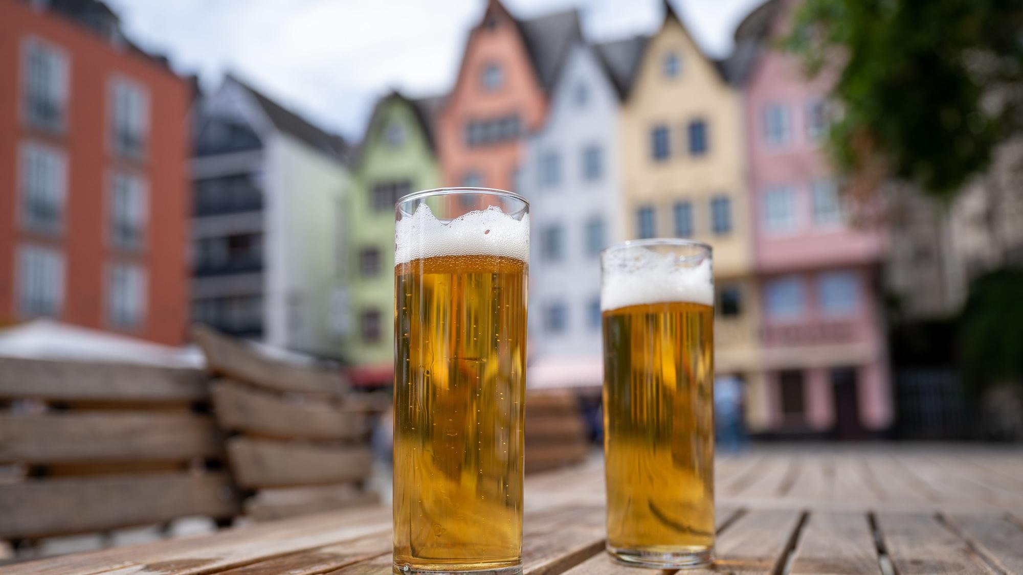 Kölsch im Glas am Fischmarkt in der Altstadt.