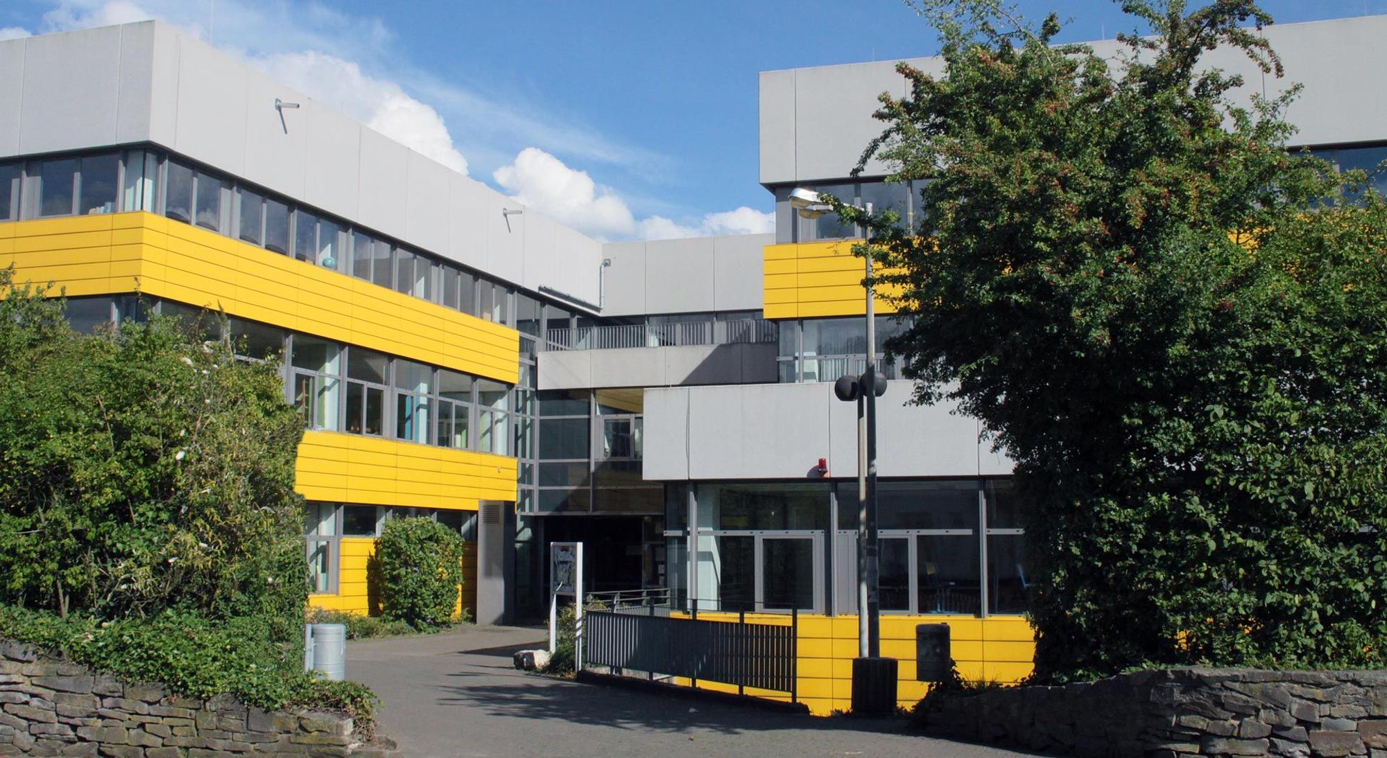 Das Foto zeigt das Abtei-Gymnasium Brauweiler. Es erhielt die Absage erst am späten Dienstagabend.