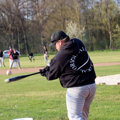Ein Spieler der Eagles schlägt den Baseball
