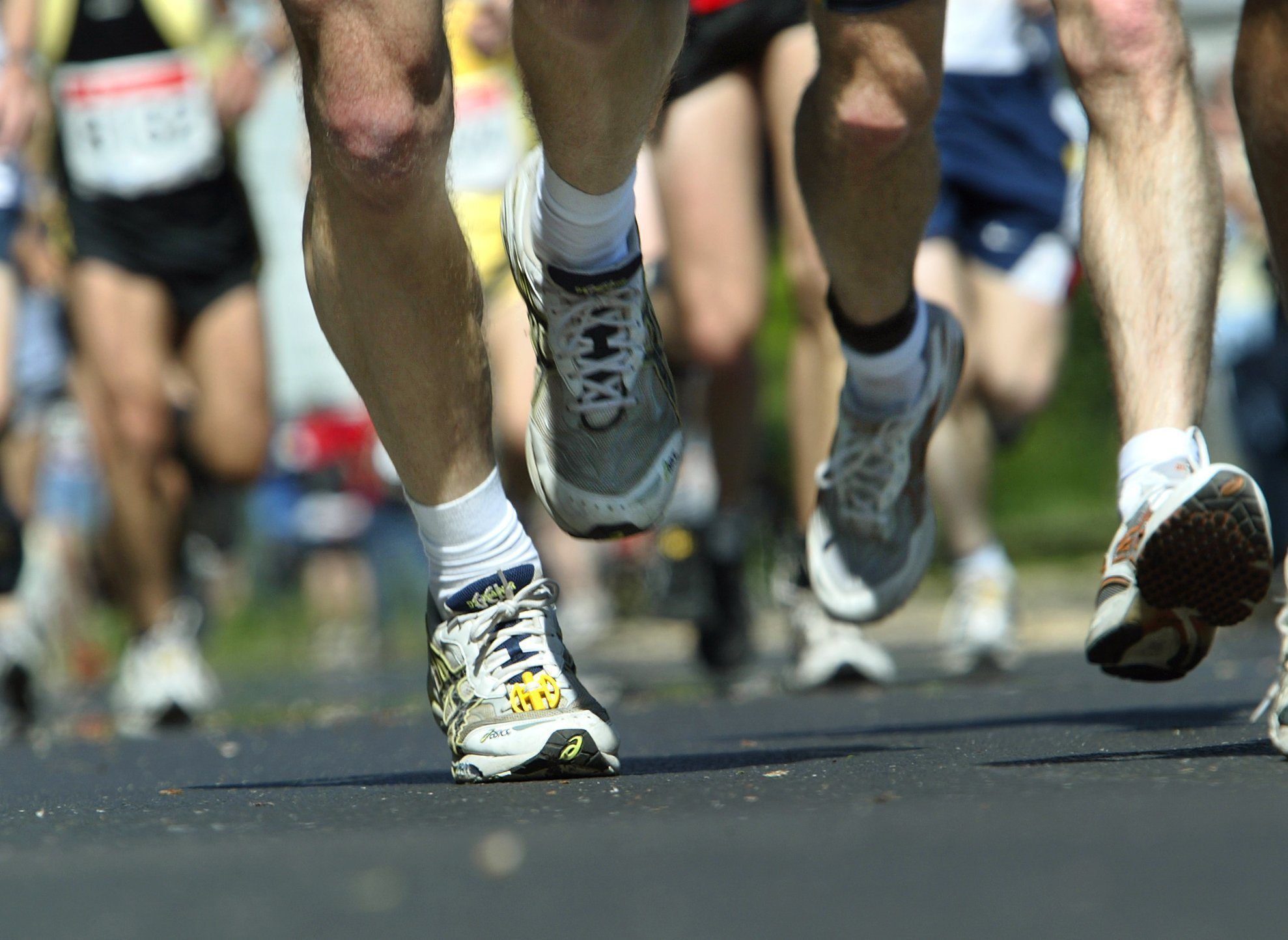Beine von Marathon-Läufern in Düsseldorf am in Aktion.
